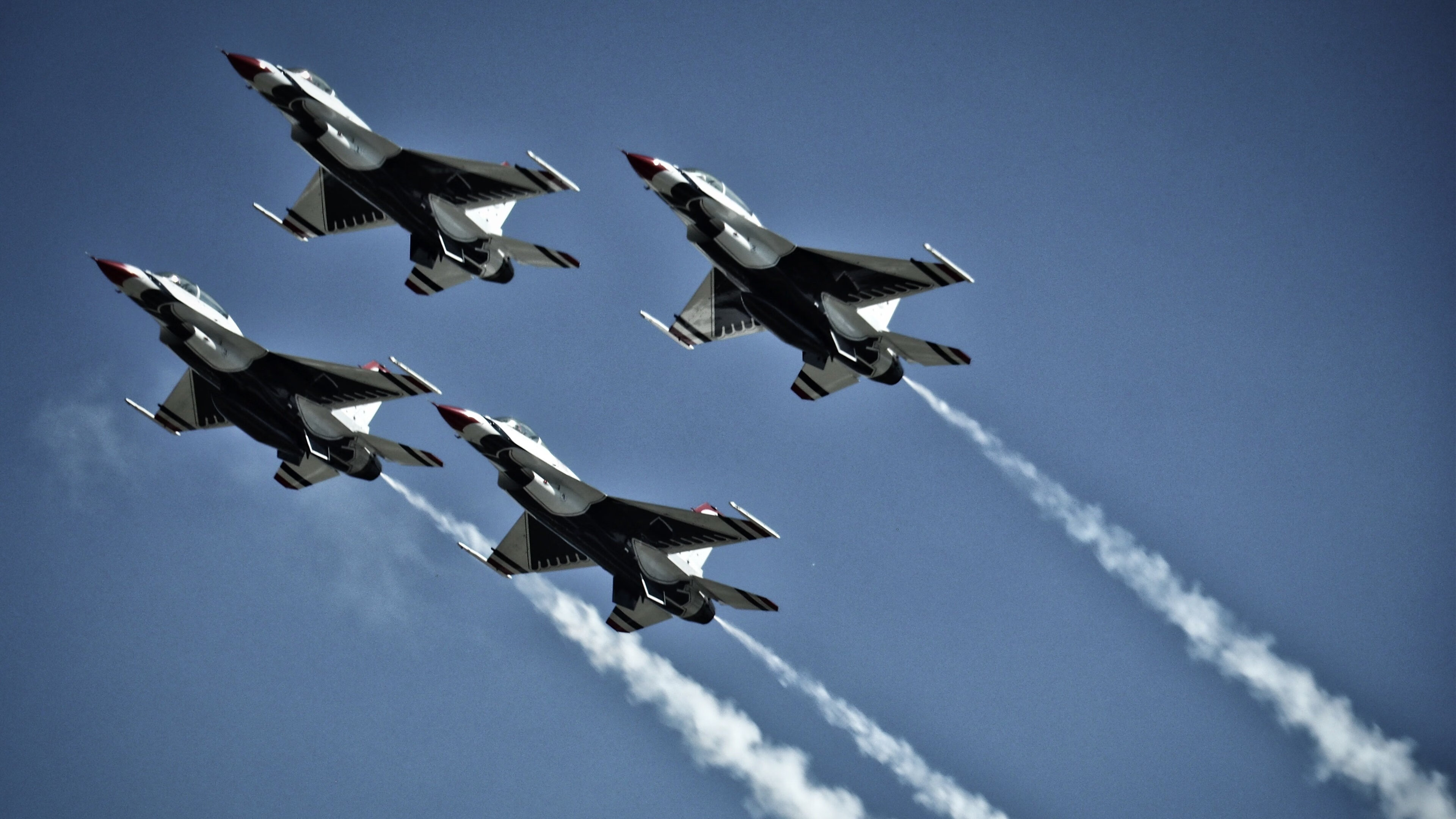 边路传球成功率是否与整体进攻流畅度正相关，边路接球